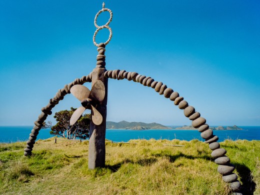 Matauri Bay, Cavalli Islands (named by James Cook, December 6, 1769), off Motutapere Island the wreck of the Rainbow Warrior is sunk, Rainbow Warrior Memorial on Matauri Bay Hill, sculpture by Chris Booth showing the propeller of the Rainbow Warrior.